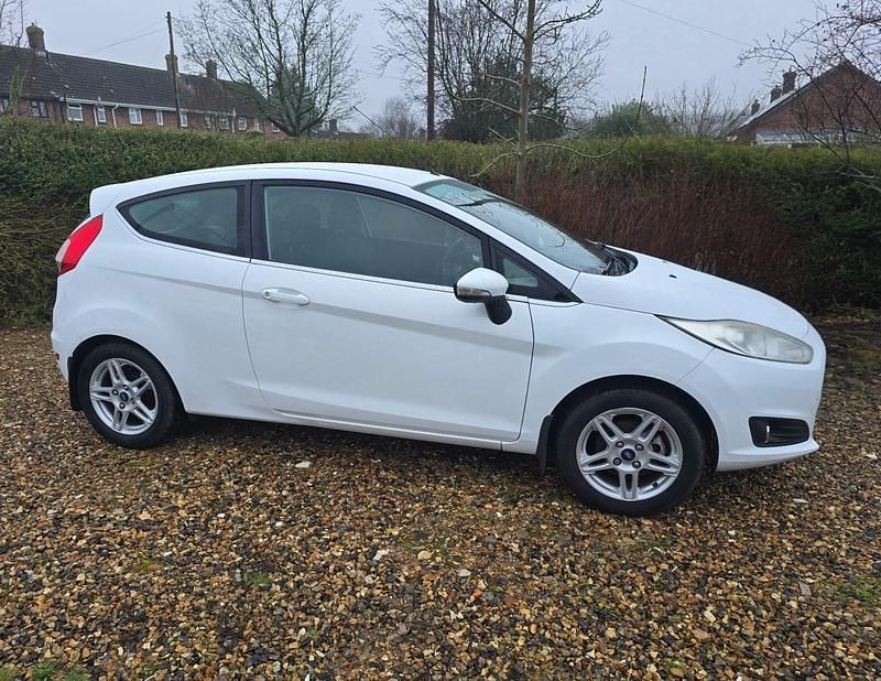 Used Ford Fiesta Zetec 2013 White Hatchback