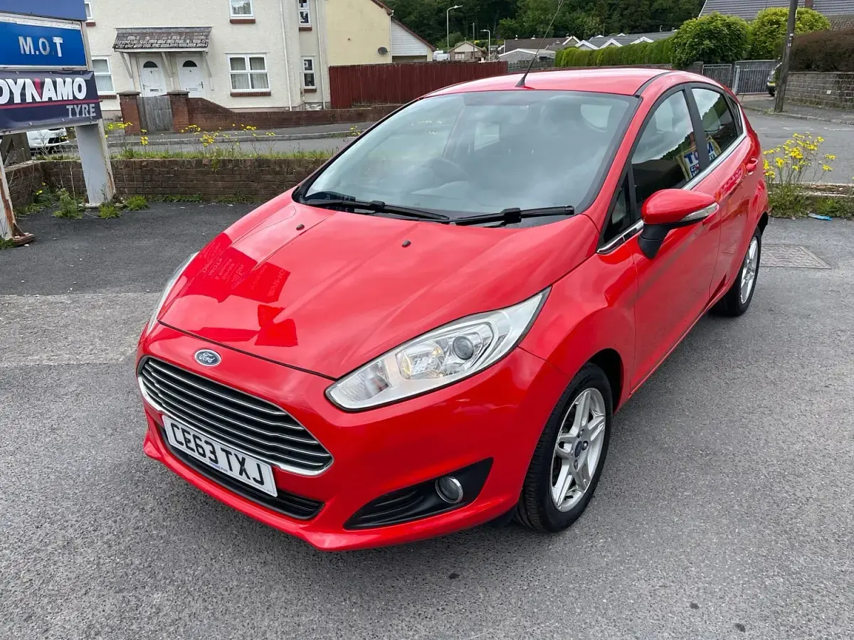 Used Ford Fiesta Zetec 75 HP (55 kW) 2013 Red Hatchback
