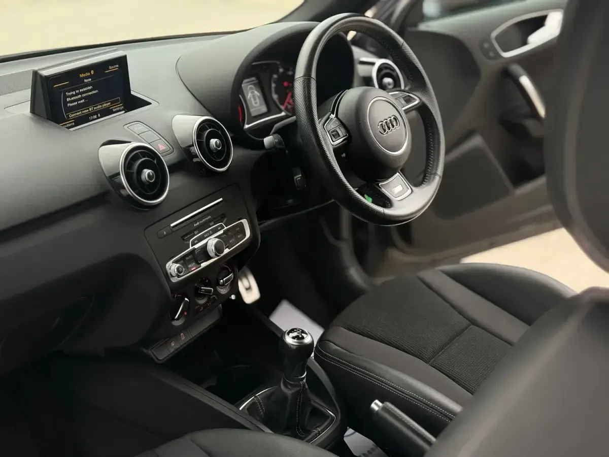 Usado Audi A1 S-Line 95 HP (69 kW) 2018 Cinzento Citadino