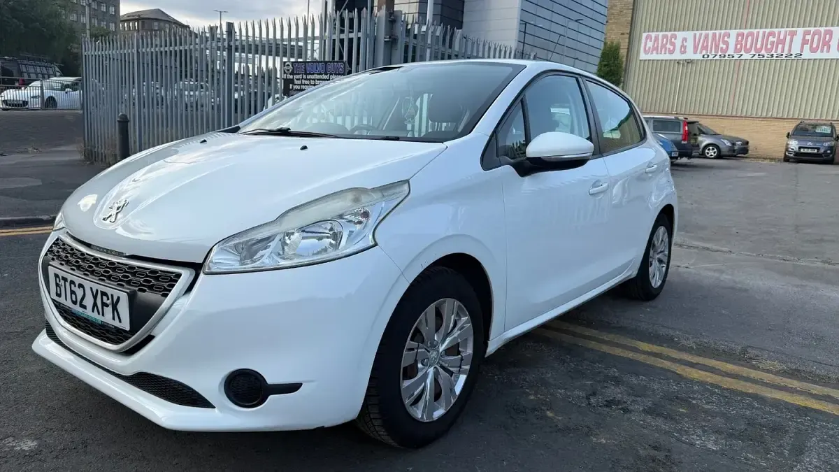 Used Peugeot 208 Access 82 HP (60 kW) 2013 White Hatchback