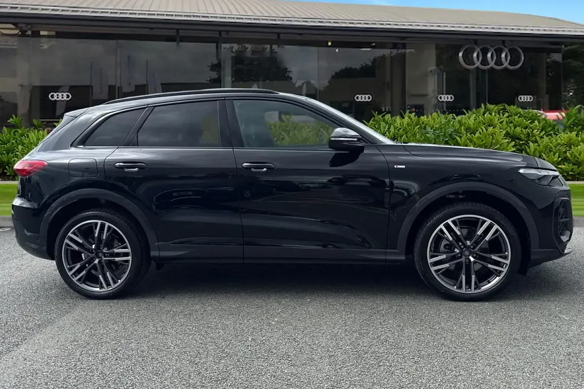 New Audi Q5 Black Edition 204 HP (150 kW) 2026 Black SUV