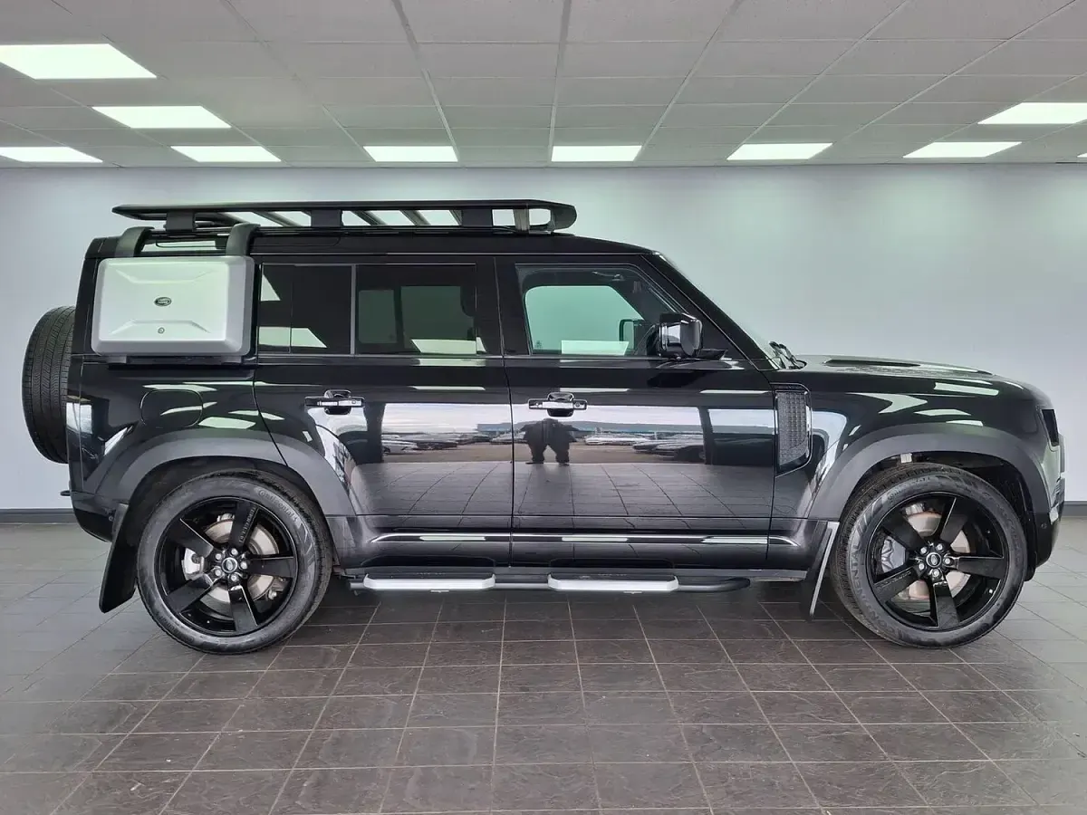 Used Land Rover Defender HSE Dynamic 296 HP (217 kW) 2023 Black SUV