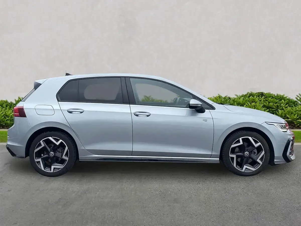 Begagnad VW Golf VIII R-line 150 HK (110 kW) 2025 Silver Halvkombi