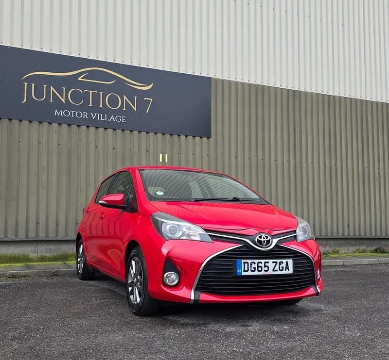 Used Toyota Yaris 69 HP (50 kW) 2015 Red Hatchback