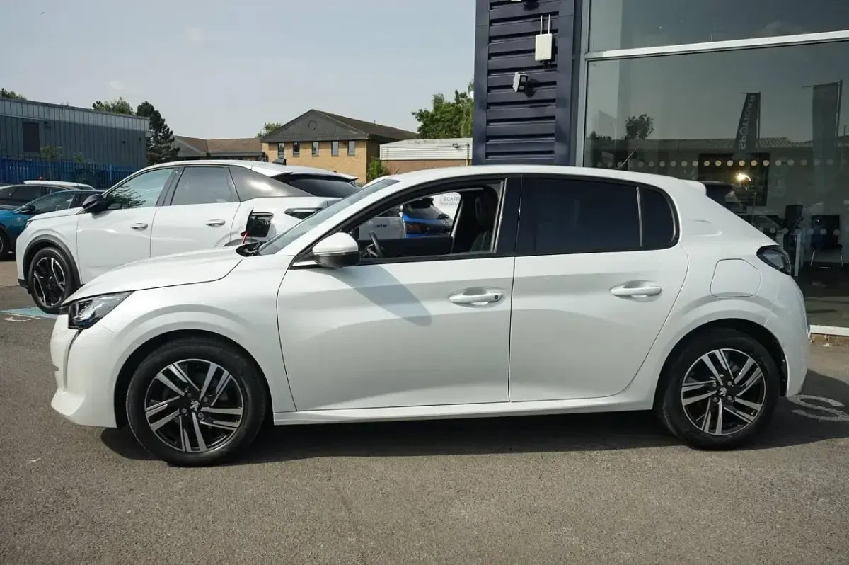 Used Peugeot 208 Allure 129 HP (94 kW) 2022 White Hatchback