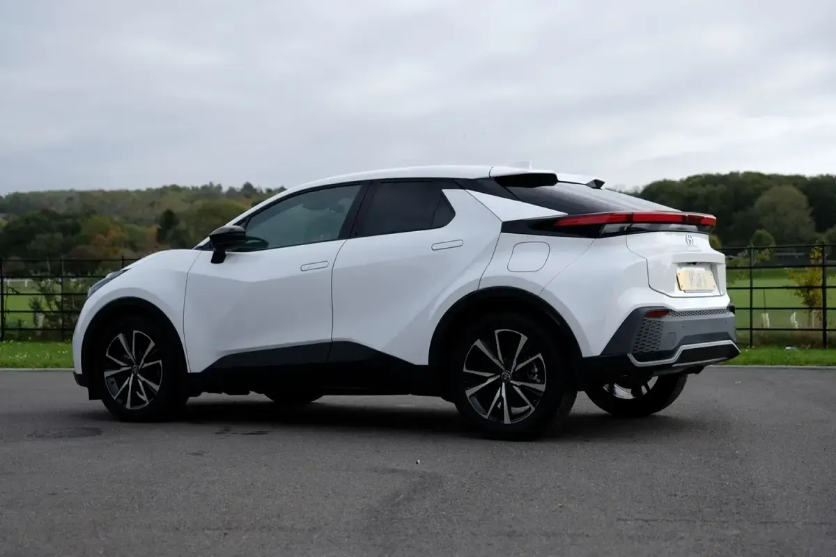 Used Toyota C-HR Design 140 HP (102 kW) 2024 White SUV