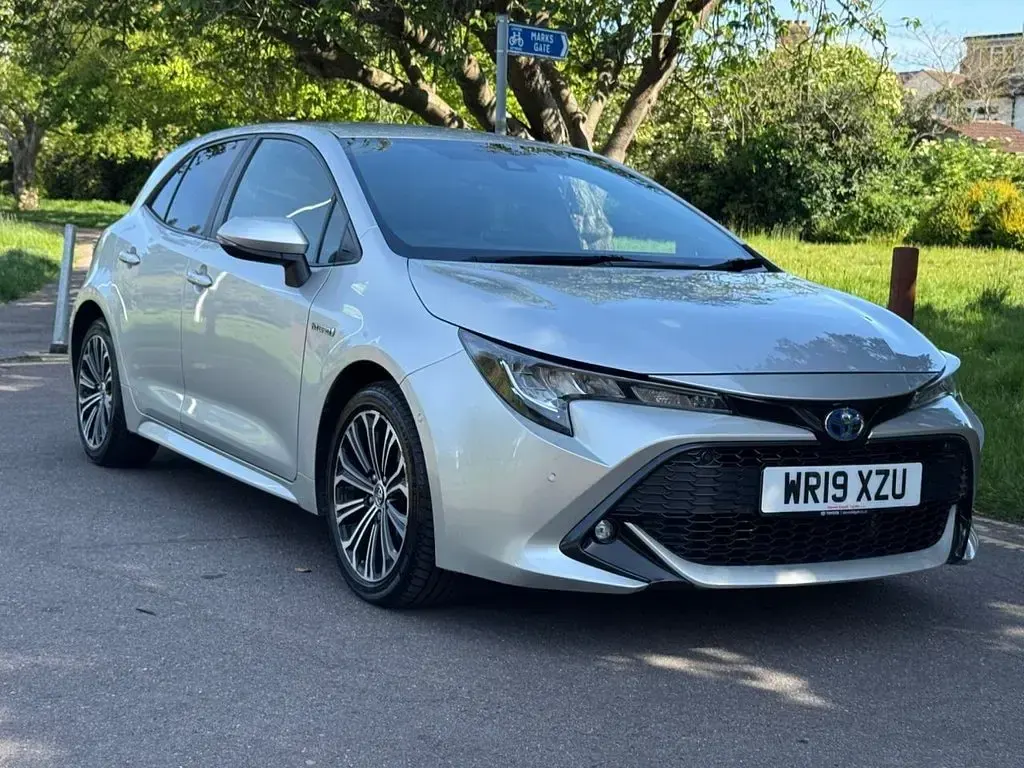 Used Toyota Corolla Design 122 HP (89 kW) 2019 Silver Hatchback