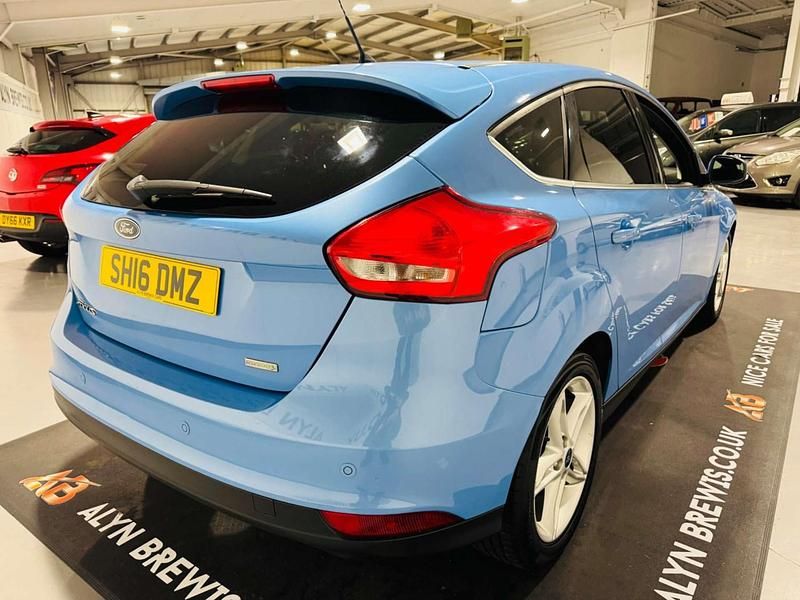 Used Ford Focus Titanium 125 HP (91 kW) 2016 Blue Hatchback