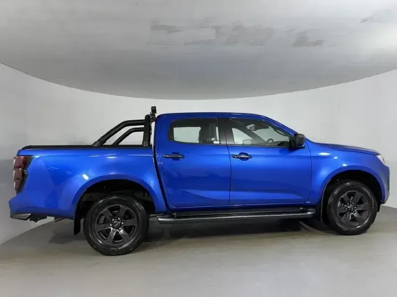Second-hand Isuzu D-Max 163 CP (119 kW) 2025 Albastru Pickup