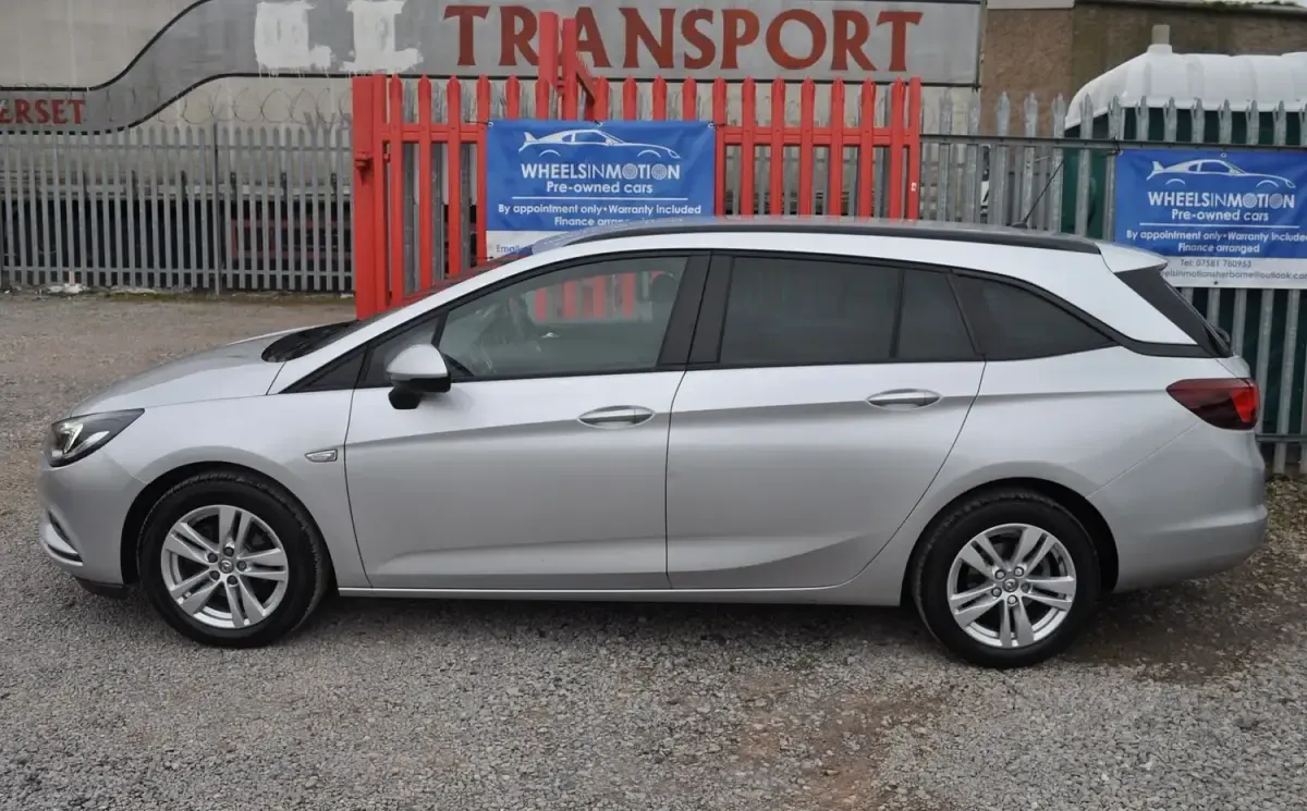 Used Vauxhall Astra Design Edition 105 HP (77 kW) 2018 Silver Estate