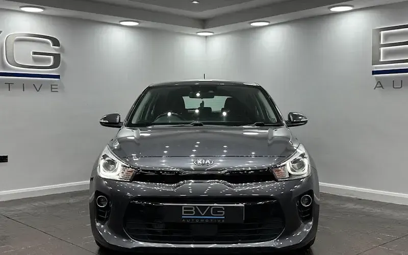 Begagnad Kia Rio 99 HK (72 kW) 2017 Grå Halvkombi