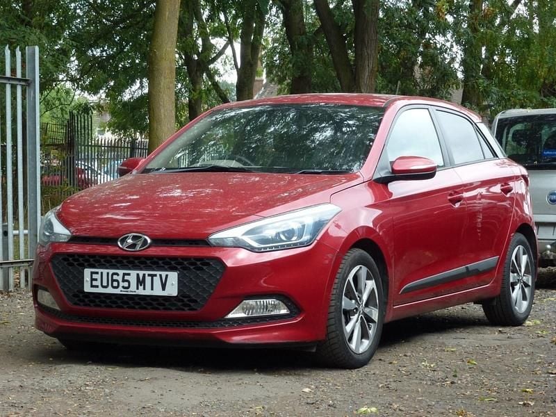 Used Hyundai i20 Premium 90 HP (66 kW) 2015 Red Hatchback