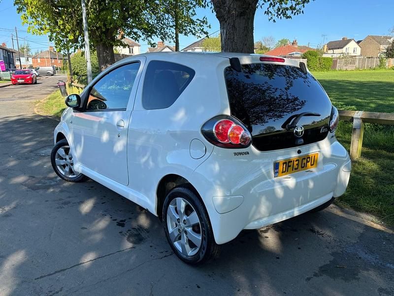 Begagnad Toyota Aygo 68 HK (50 kW) 2013 Vit Halvkombi