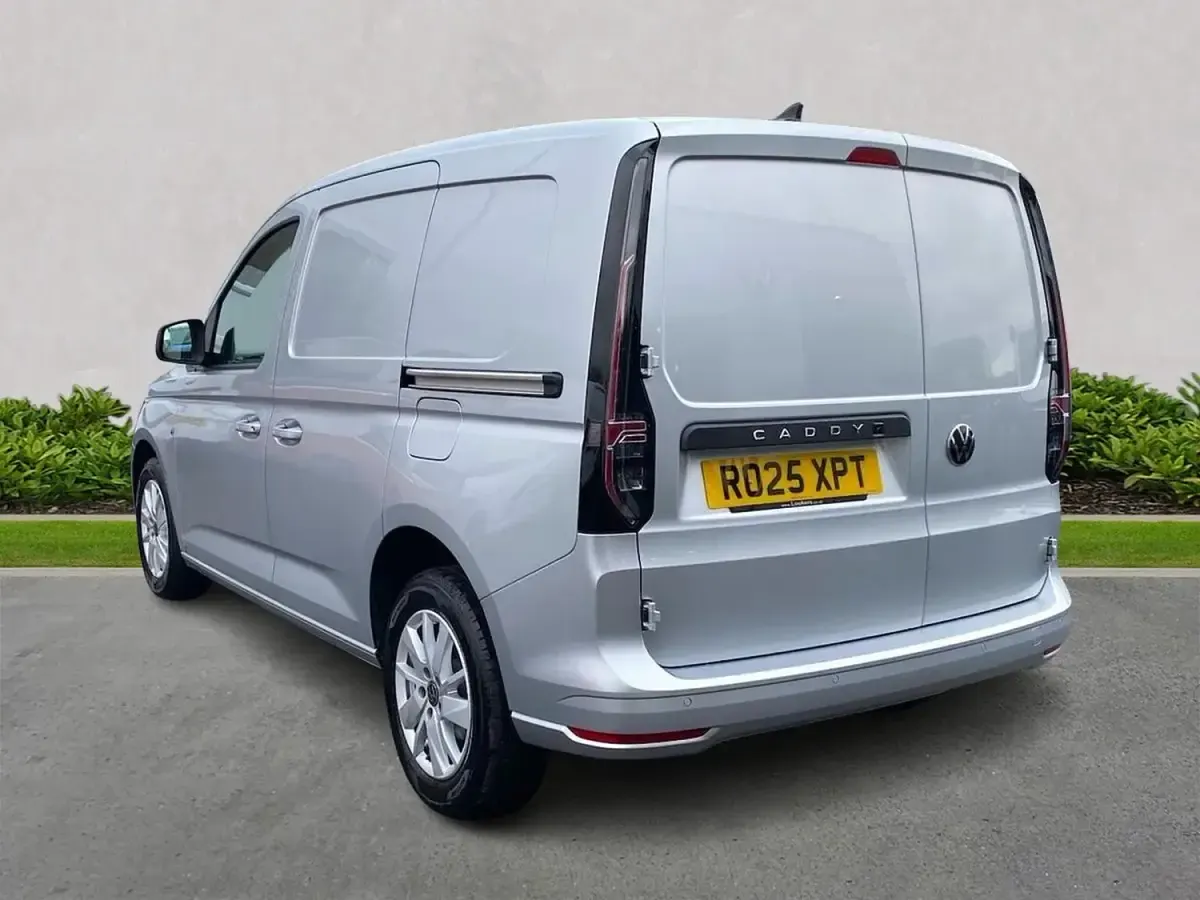 Usado VW Caddy Pro 102 HP (75 kW) 2025 Prateado Monovolume
