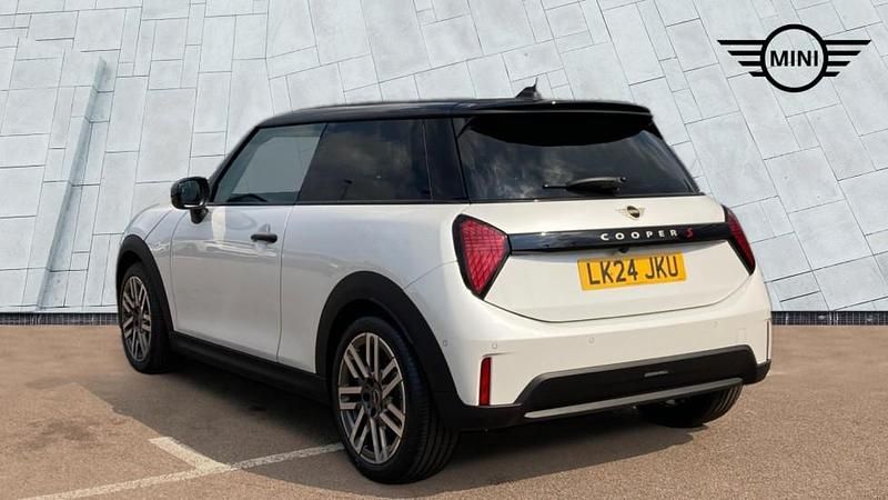 Used Mini Cooper Classic 201 HP (147 kW) 2024 White Hatchback
