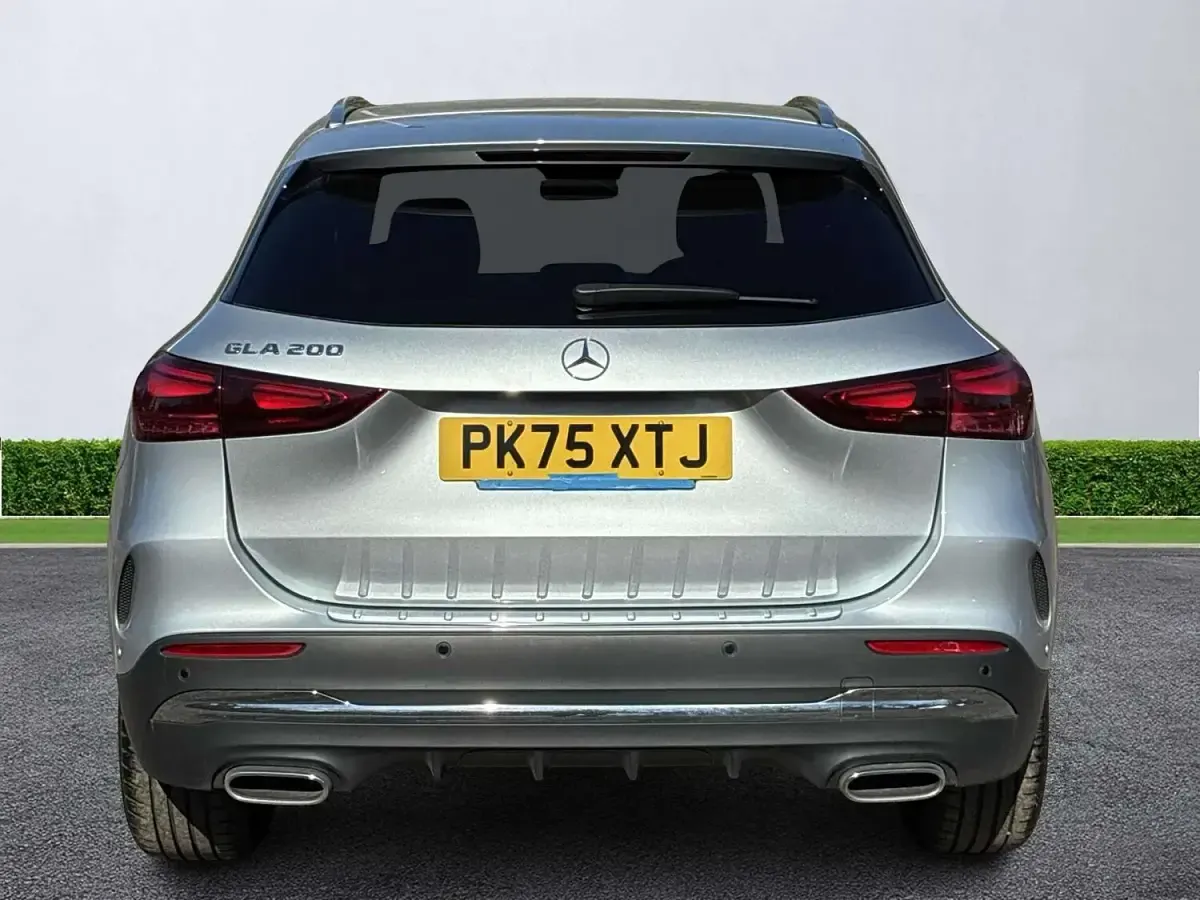 Käytetty Mercedes GLA200 Executive 163 HP (119 kW) 2025 Hopea Katumaasturi