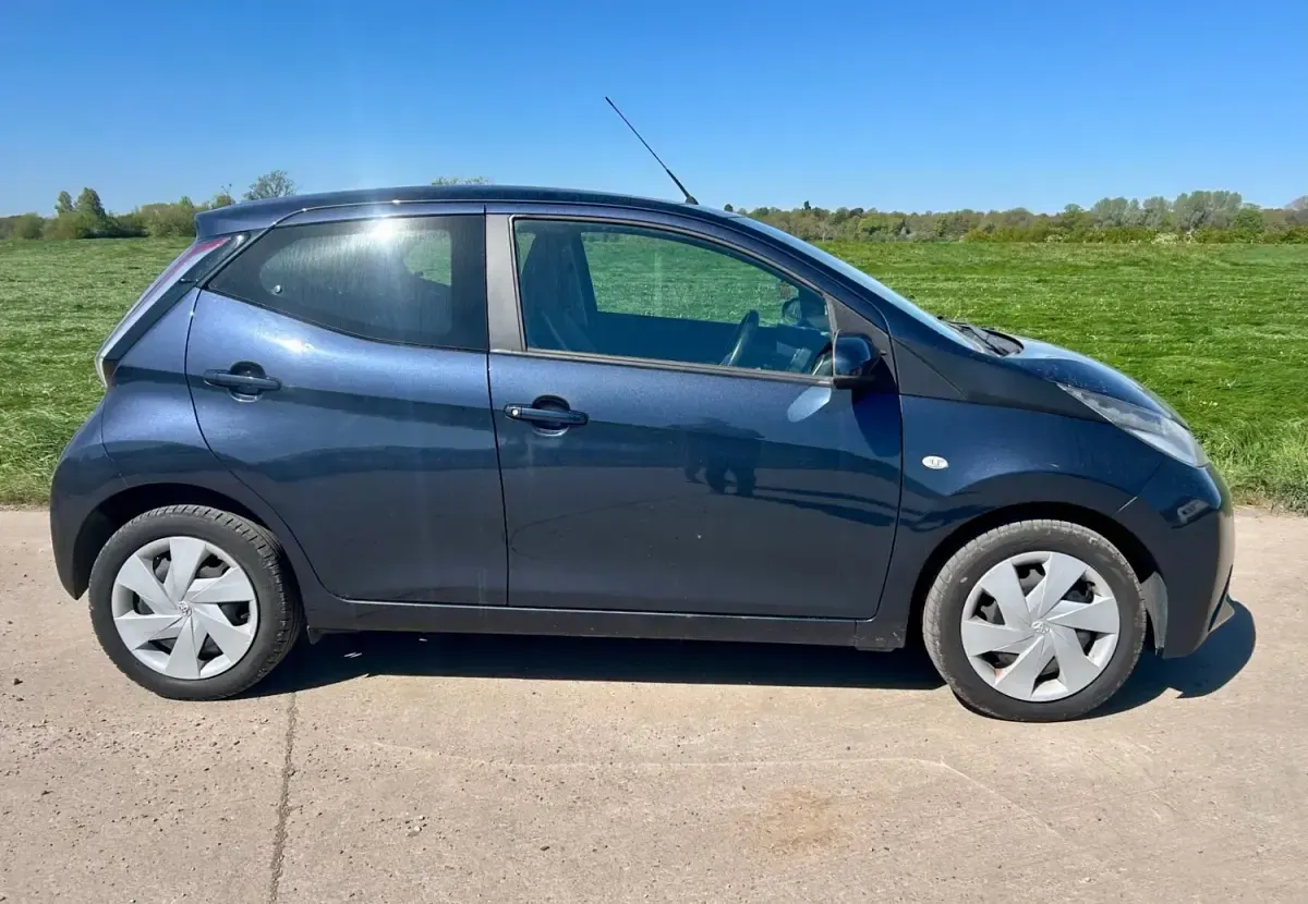 Second-hand Toyota Aygo X-play 69 CP (50 kW) 2017 Albastru Hatchback