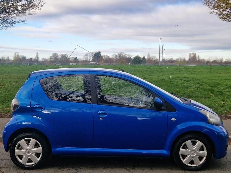 Used Toyota Aygo 67 HP (49 kW) 2010 Blue Hatchback