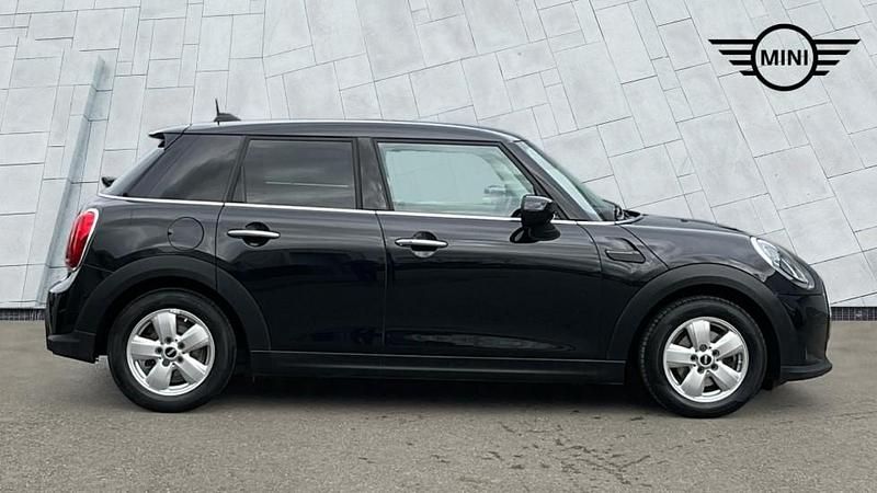 Usado Mini Cooper Classic 134 HP (98 kW) 2023 Preto Citadino