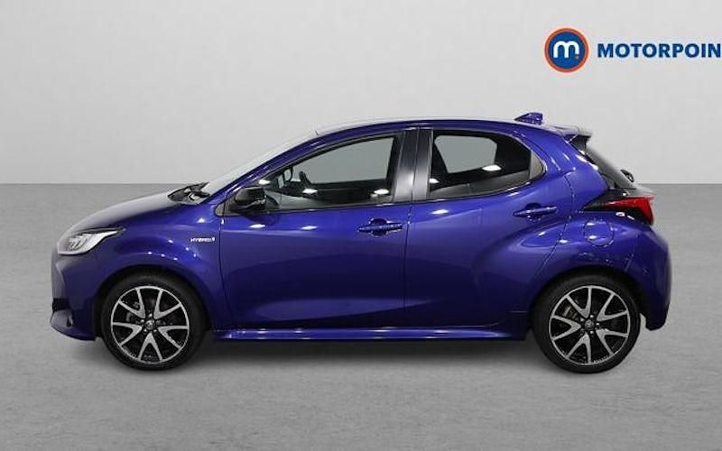 Used Toyota Yaris Hybrid 116 HP (85 kW) 2021 Blue Hatchback
