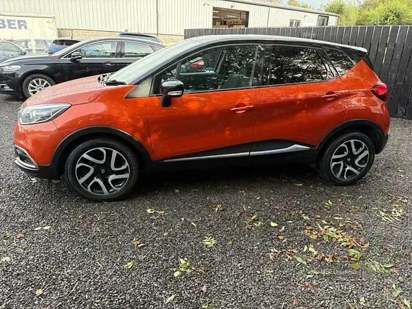 Used Renault Captur Signature 90 HP (66 kW) 2016 Red/black SUV