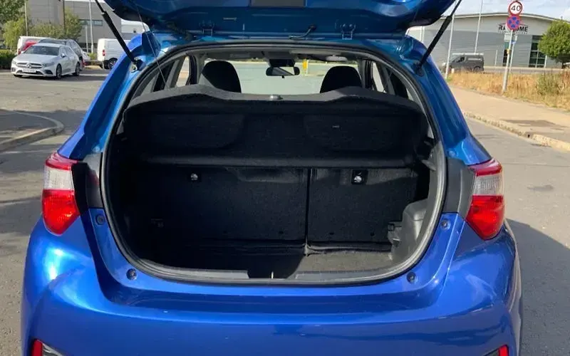 Used Toyota Yaris 101 HP (74 kW) 2017 Blue Hatchback
