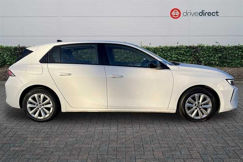 Used Vauxhall Astra Design Edition 110 HP (80 kW) 2023 White Hatchback
