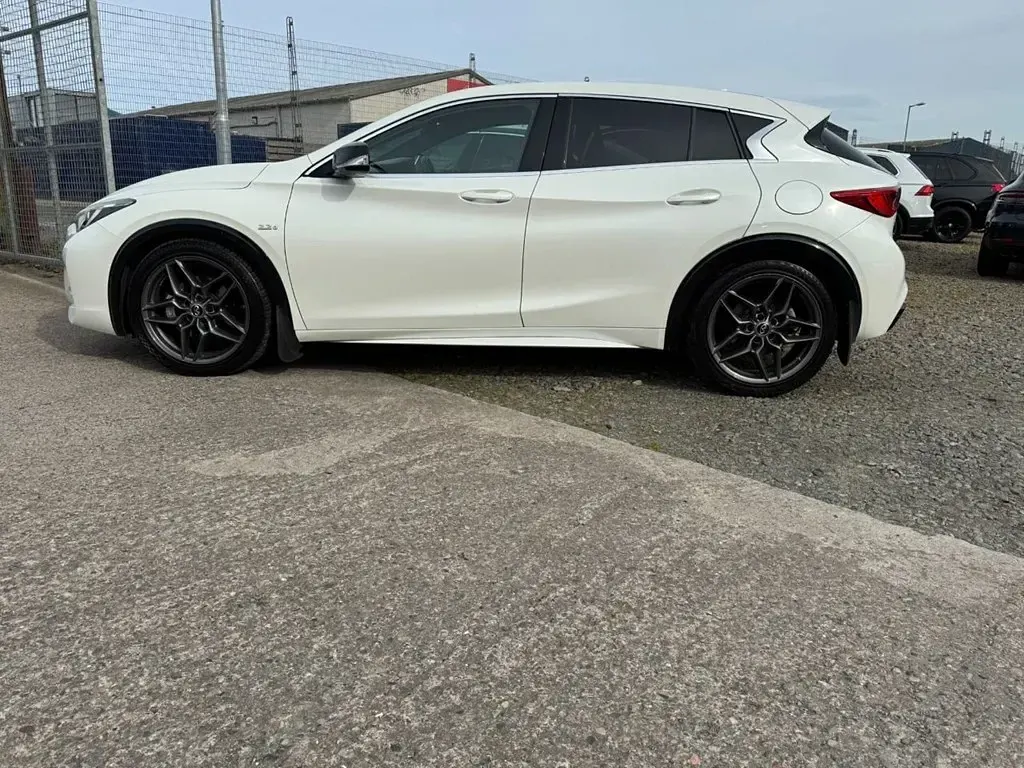 Used Infiniti Q30 Sport Tech 170 HP (125 kW) 2017 White Hatchback