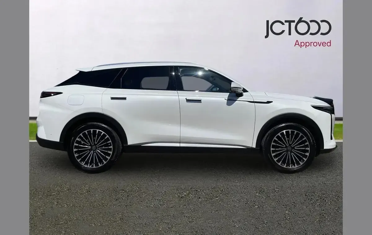 Used Omoda 9 442 HP (325 kW) 2026 White SUV