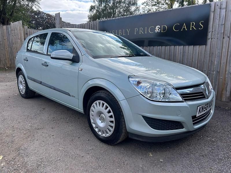 Green Used 2009 Vauxhall Astra Hatchback | £1,889 (Good price) - Image 1/4