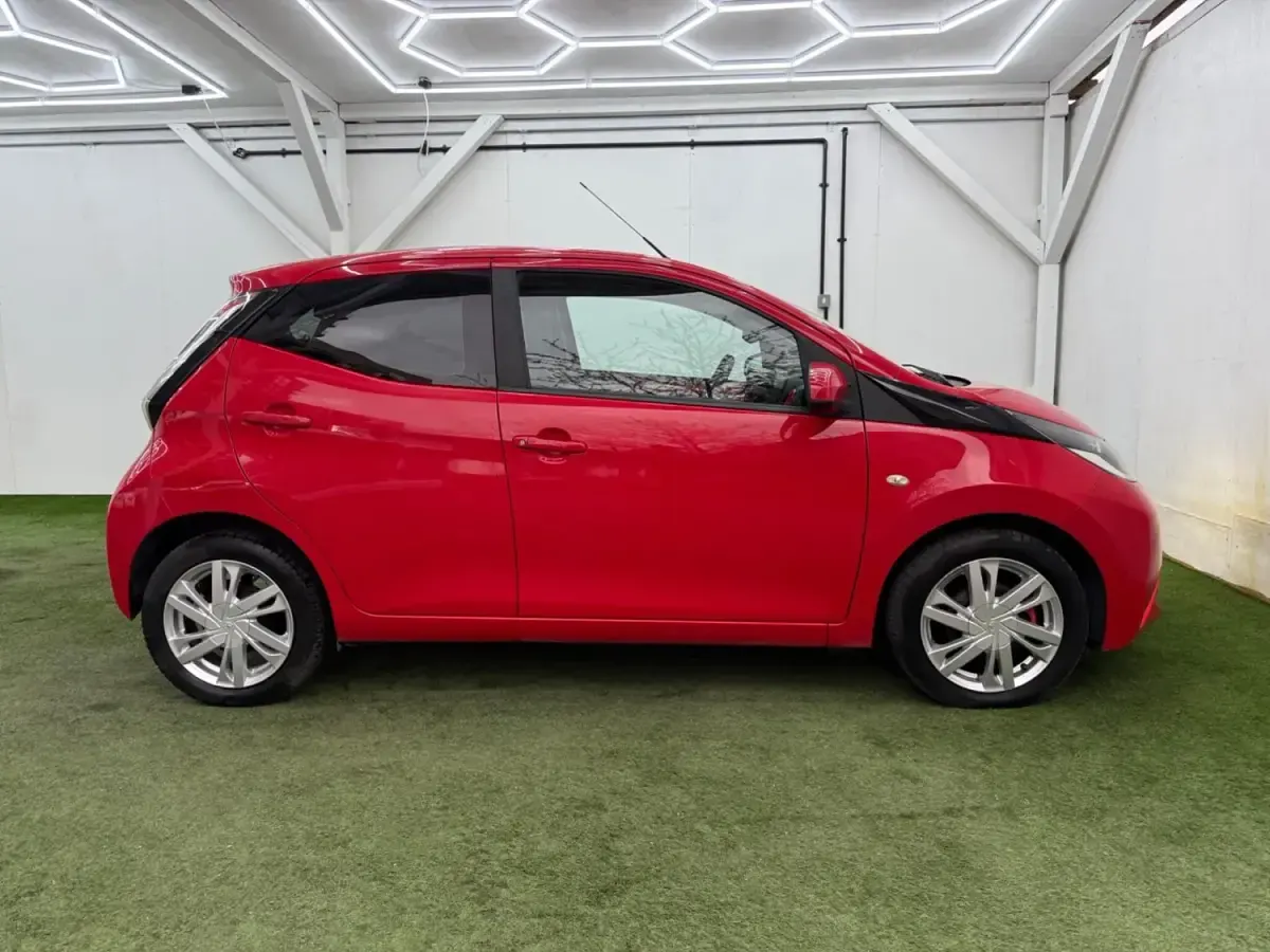 Usado Toyota Aygo x-press 68 CV (50 kW) 2016 Rojo Utilitario