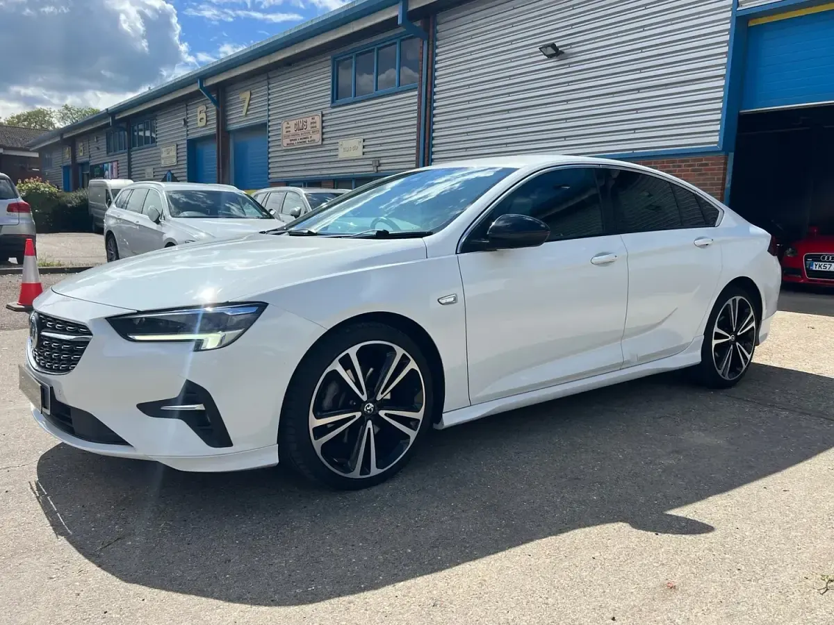 Used Vauxhall Insignia SRi 210 HP (154 kW) 2020 White Hatchback