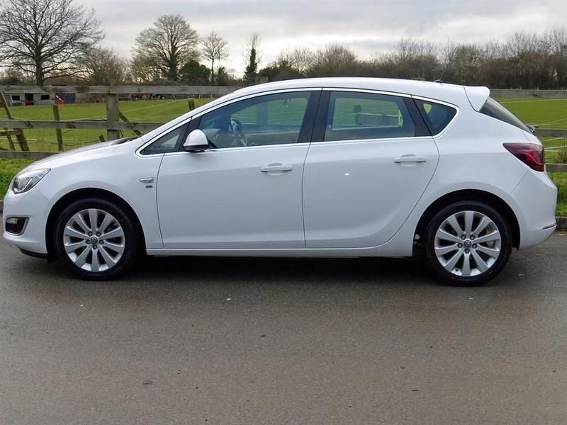 Used Vauxhall Astra Elite 2015 White Hatchback