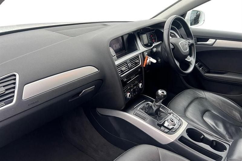 Used Audi A4 Advanced 163 HP (119 kW) 2015 Ibis white Estate