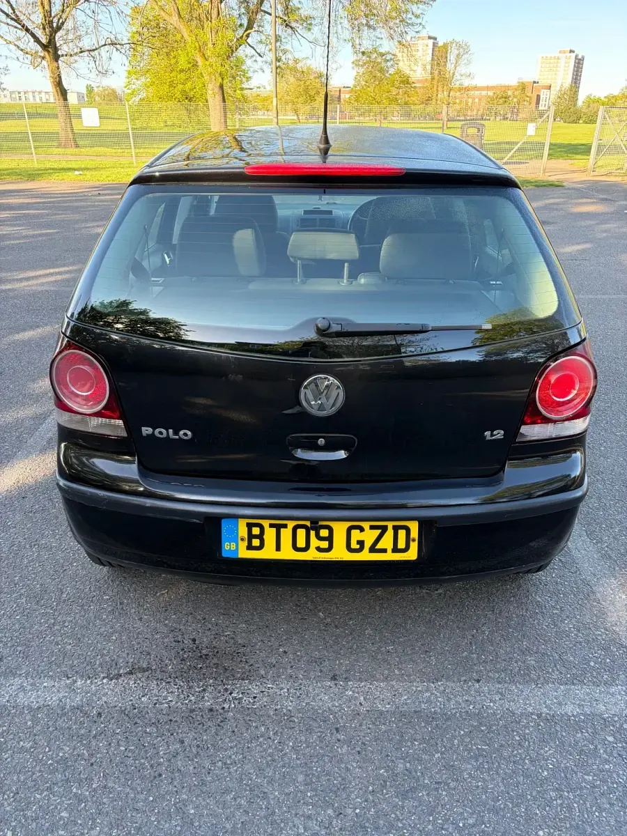 Begagnad VW Polo 2009 Svart Halvkombi