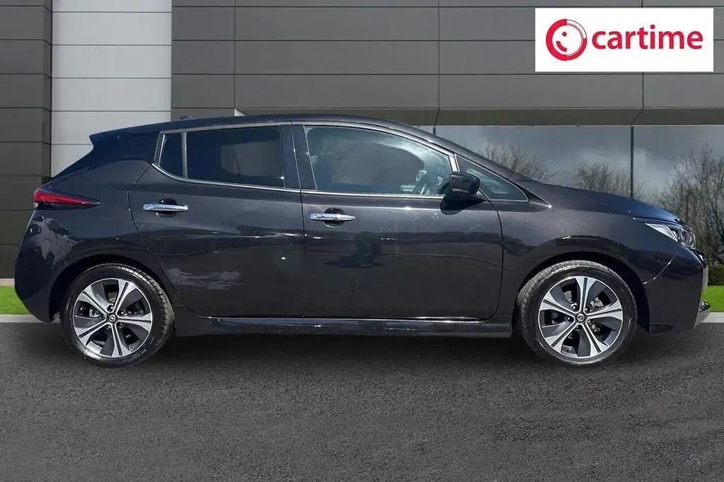 Begagnad Nissan Leaf Tekna 110 kW (150 HK) 2022 Svart Halvkombi
