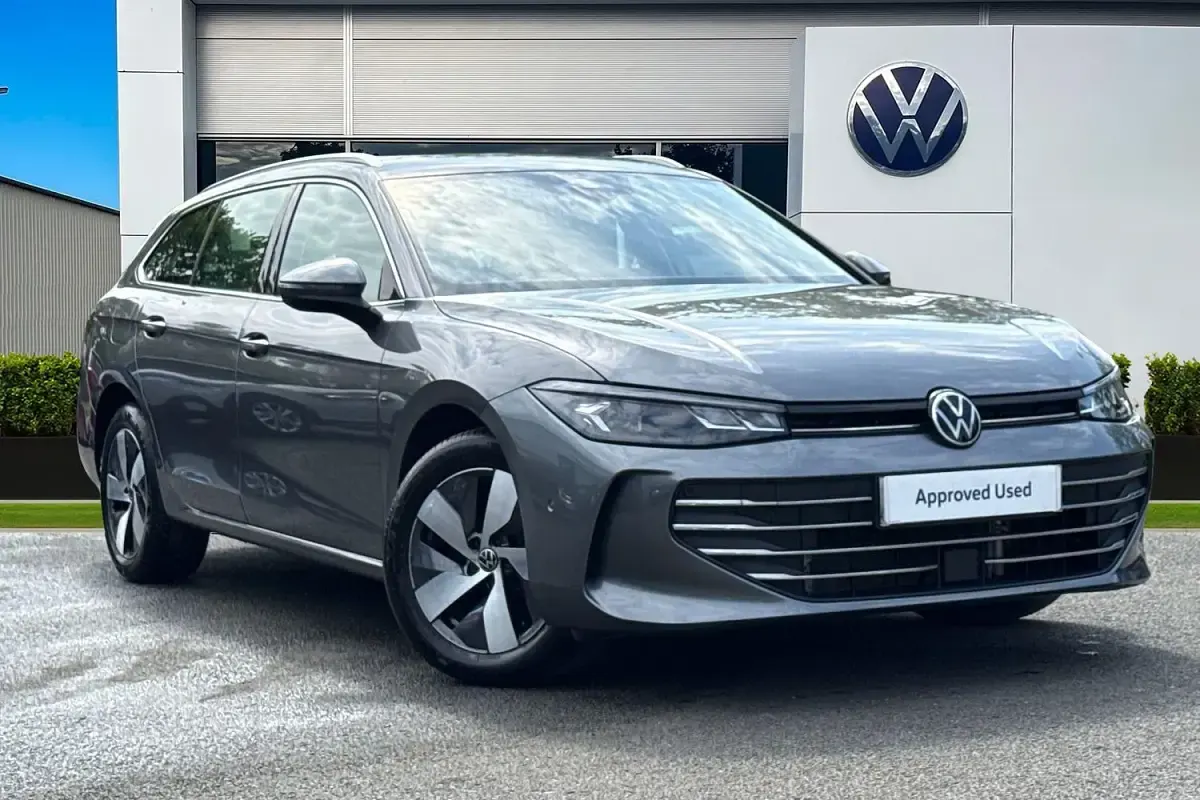 Usado VW Passat Life 204 HP (150 kW) 2025 Cinzento Carrinha