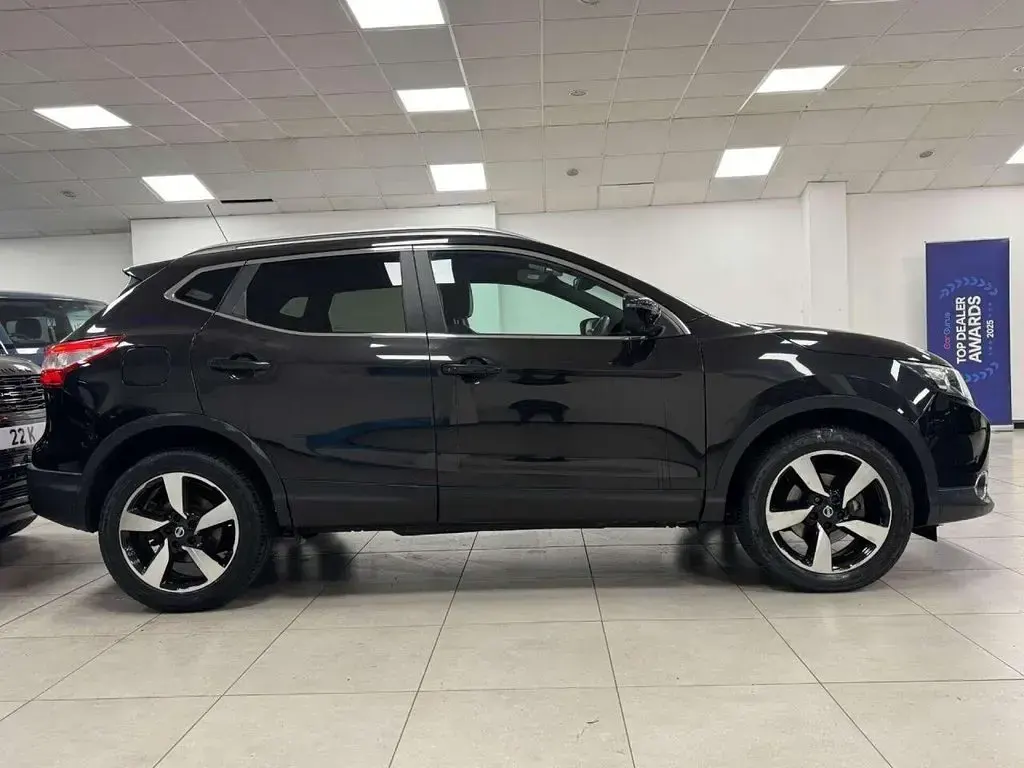 Used Nissan Qashqai N-Vision 130 HP (95 kW) 2017 Black SUV