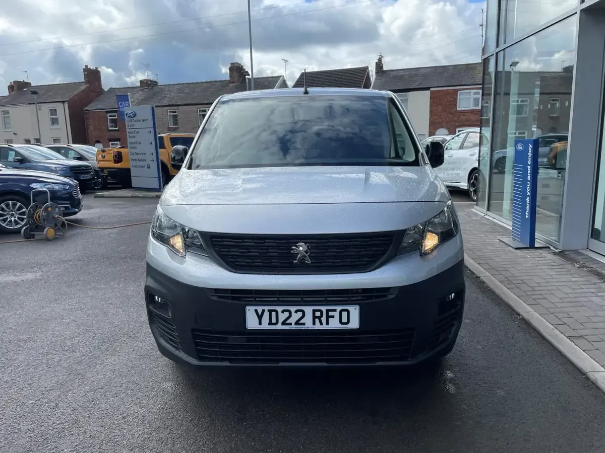 Usado Peugeot Partner 131 HP (96 kW) 2022 Prateado Monovolume