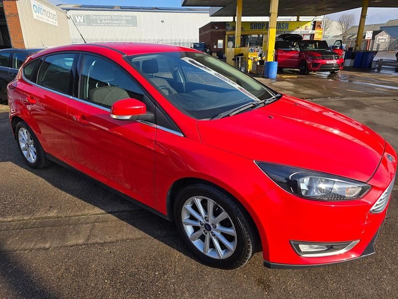 Used Ford Focus Titanium 120 HP (88 kW) 2017 Red Hatchback