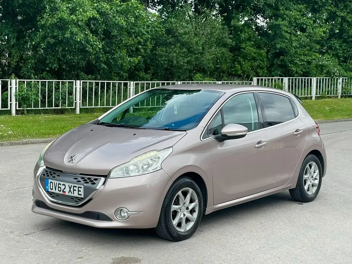 Used Peugeot 208 Allure 68 HP (50 kW) 2013 Pink Hatchback