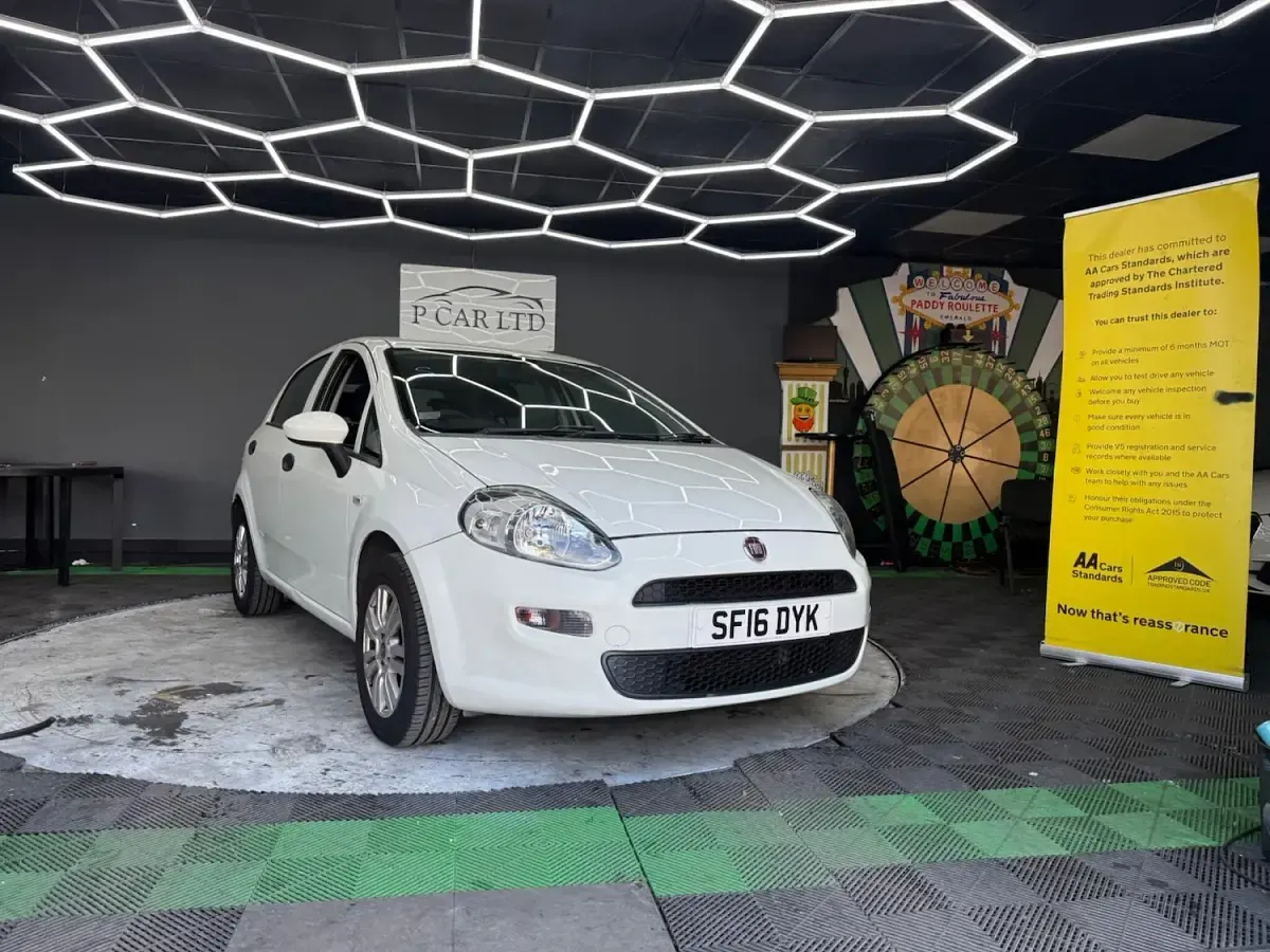 Używany Fiat Punto Pop 69 KM (50 kW) 2016 Biały Hatchback