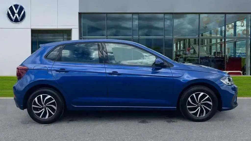 Used VW Polo Life 95 HP (69 kW) 2024 Reef blue metallic Hatchback