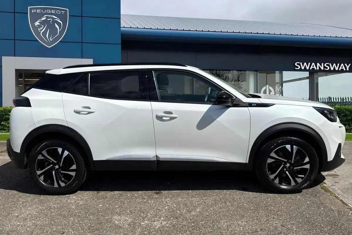 Second-hand Peugeot e-2008 Allure+ 98 kW (134 CP) 2022 Alb SUV