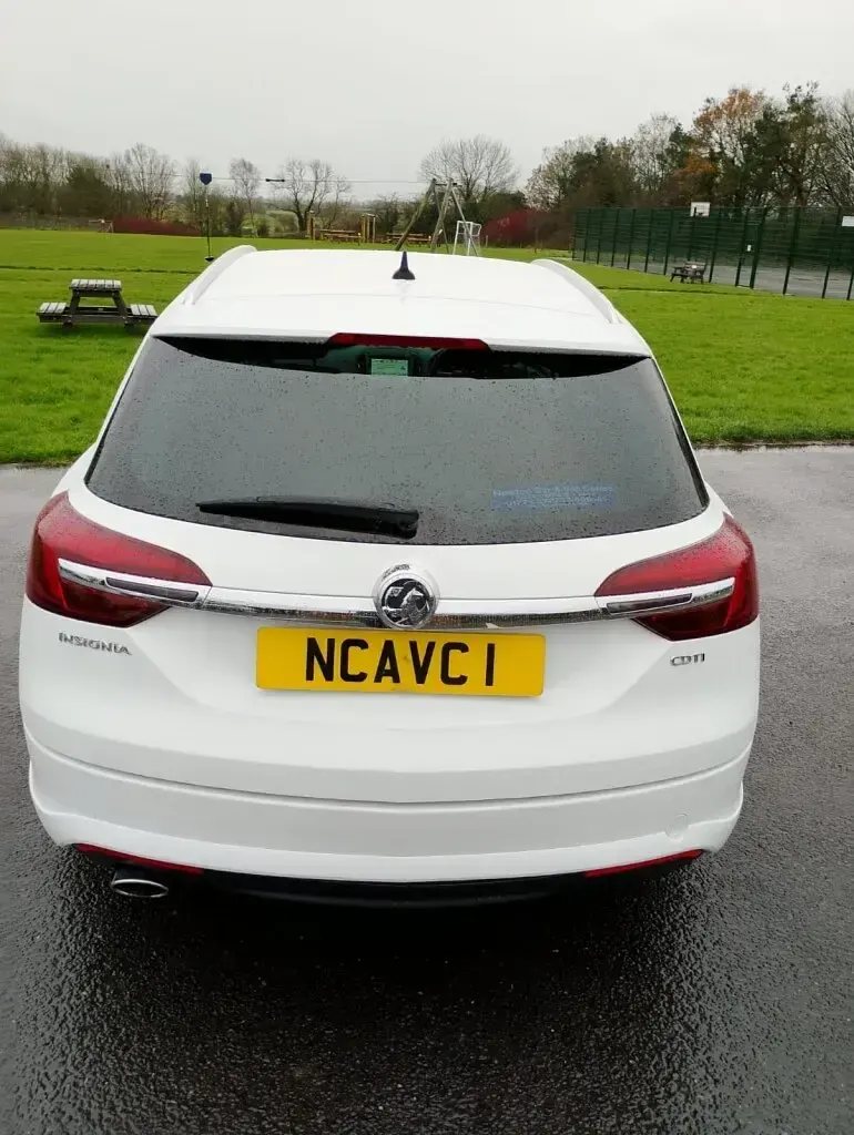 Used Vauxhall Insignia SRi 136 HP (100 kW) 2015 White Estate