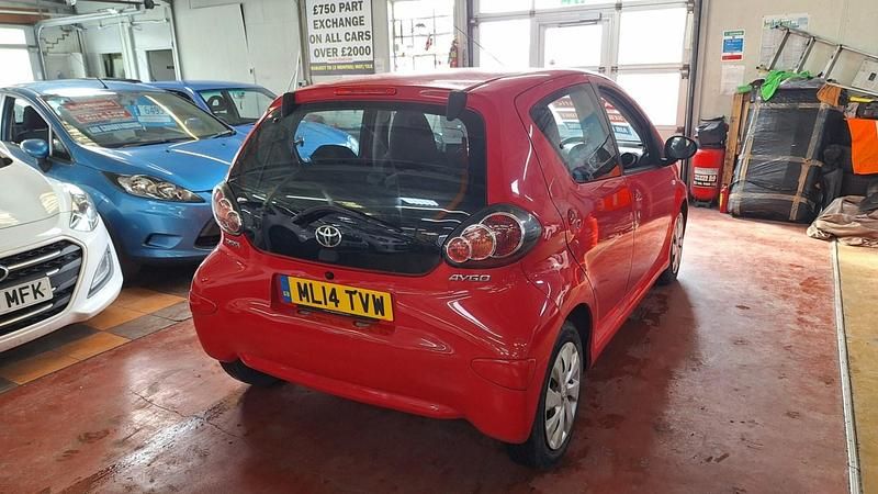 Begagnad Toyota Aygo 68 HK (50 kW) 2014 Röd Halvkombi
