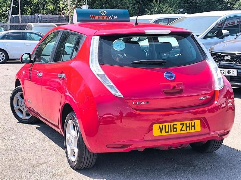 Begagnad Nissan Leaf Acenta 24 kW (33 HK) 2016 Röd Halvkombi