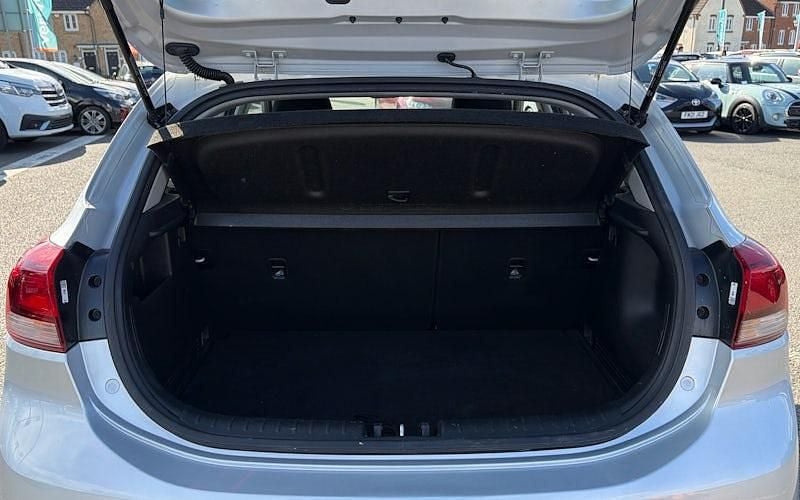 Used Kia Rio 101 HP (74 kW) 2022 Silver Hatchback