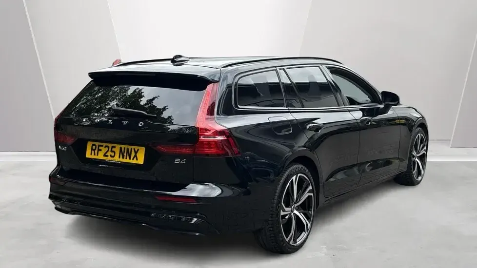 Used Volvo V60 Plus 194 HP (142 kW) 2025 Black Estate
