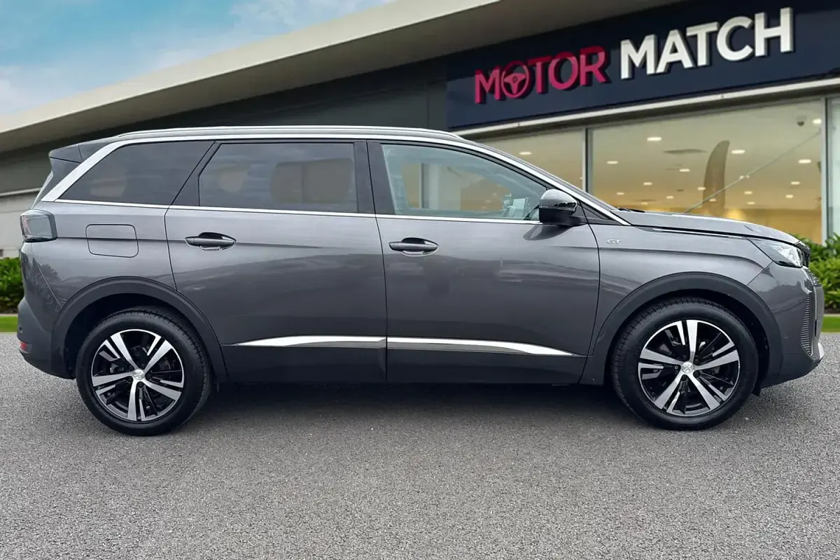 Usado Peugeot 5008 GT 130 HP (95 kW) 2023 Cinzento SUV
